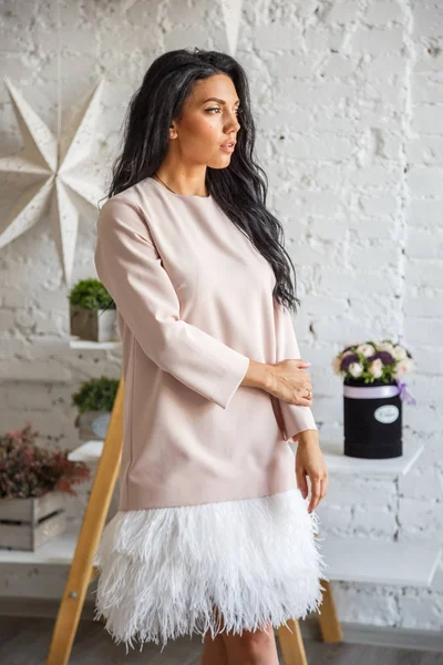 Güzel elbiseli genç esmer 