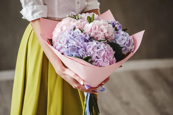 Ortanca buket kadınla