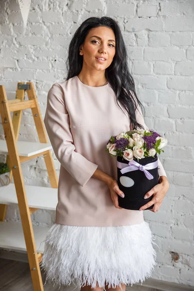 Brunette in mooie jurk met bloemen — Stockfoto