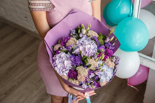 Mujer con ramo de hortensias — Foto de Stock