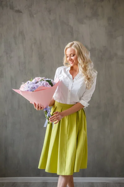 Blonde vrouw met hortensia boeket — Stockfoto