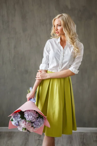 Blonde vrouw met hortensia boeket — Stockfoto