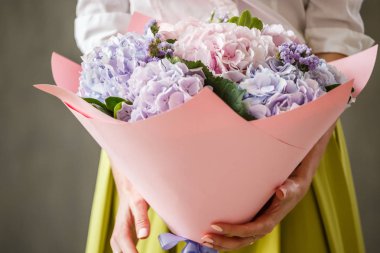 Ortanca buket kadınla