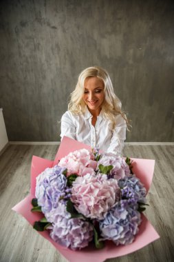 Ortanca buket sarışın kadınla