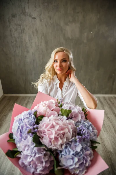 Ortanca buket sarışın kadınla