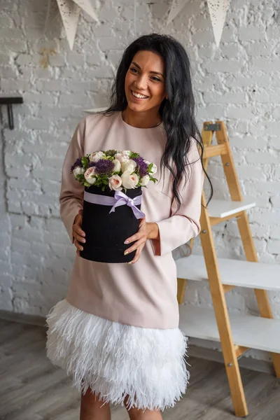Brunette in mooie jurk met bloemen — Stockfoto