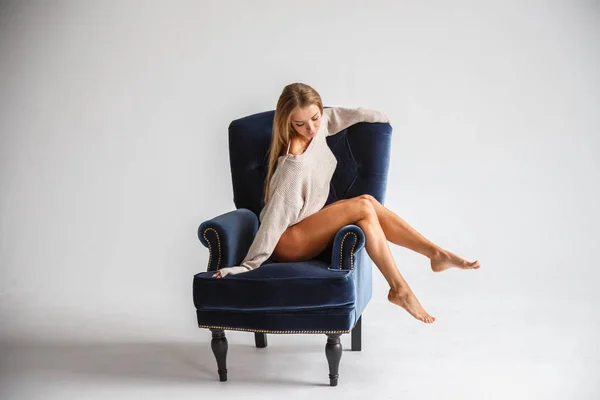 青い肘掛け椅子の上に座ってセクシーな女性 — ストック写真