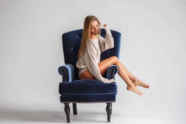 Σέξι γυναίκα κάθεται στην πολυθρόνα μπλε — Φωτογραφία Αρχείου