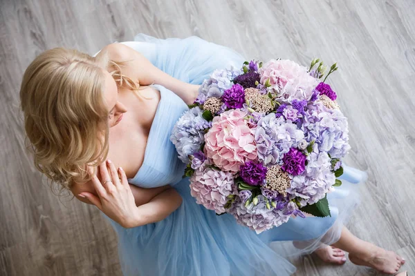 Donna con fiori di ortensia bouquet — Foto Stock