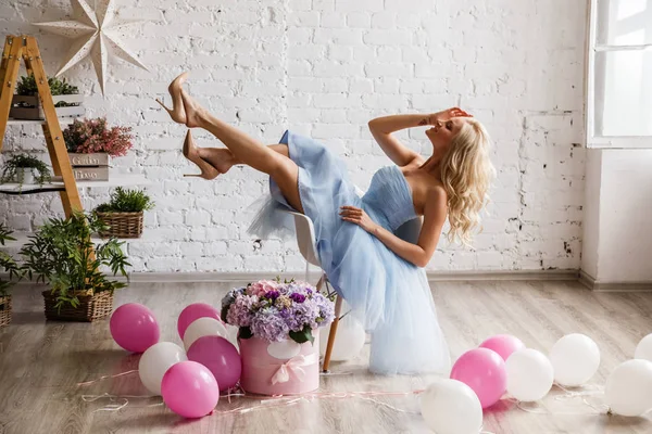 Giovane ragazza con fiori e palloncini d'aria — Foto Stock