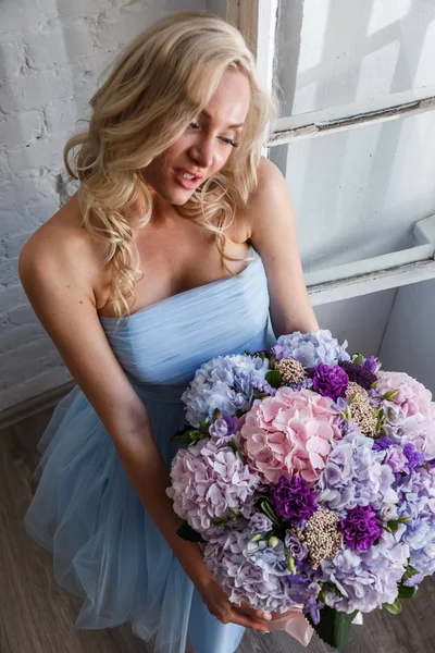 Frau mit Hortensienstrauß Blumen — Stockfoto