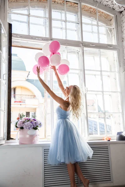 Κορίτσι με ένα μπλε φόρεμα εκμετάλλευση αερόστατα — Φωτογραφία Αρχείου