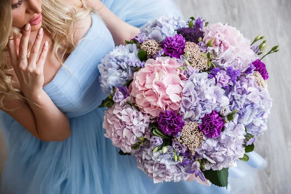 Mulher com hortênsia flores do buquê — Fotografia de Stock