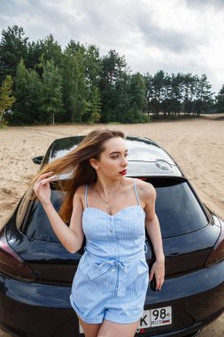 seksi model arabanın yakınında poz