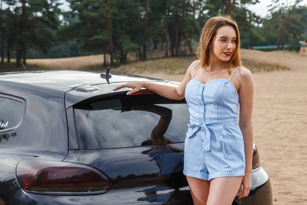 seksi model arabanın yakınında poz