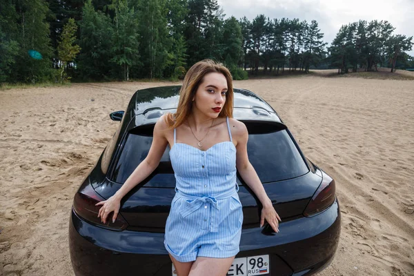 seksi model arabanın yakınında poz