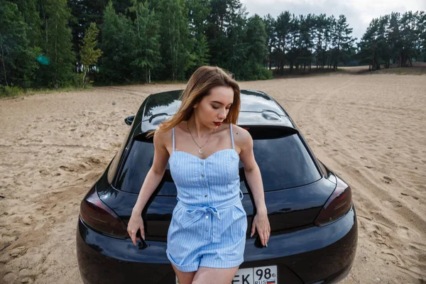 seksi model arabanın yakınında poz