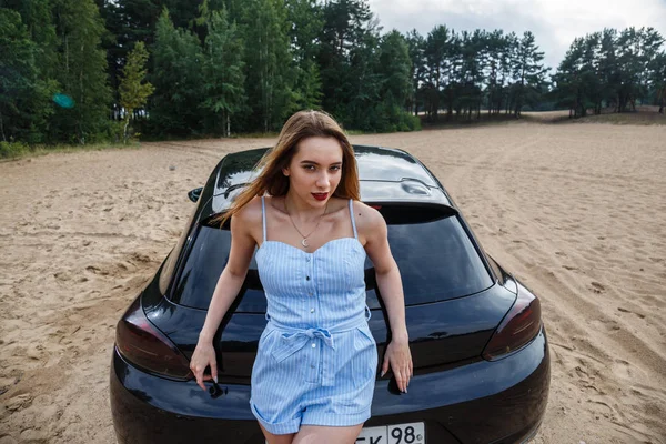 seksi model arabanın yakınında poz