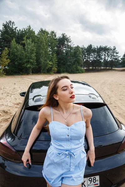 Sexy Model posiert in der Nähe des Autos — Stockfoto