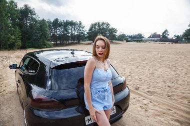 seksi model arabanın yakınında poz