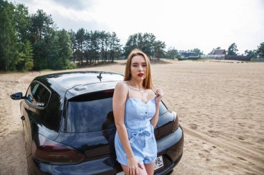 seksi model arabanın yakınında poz