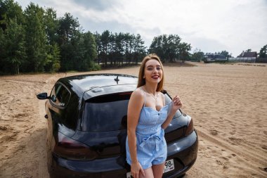 seksi model arabanın yakınında poz