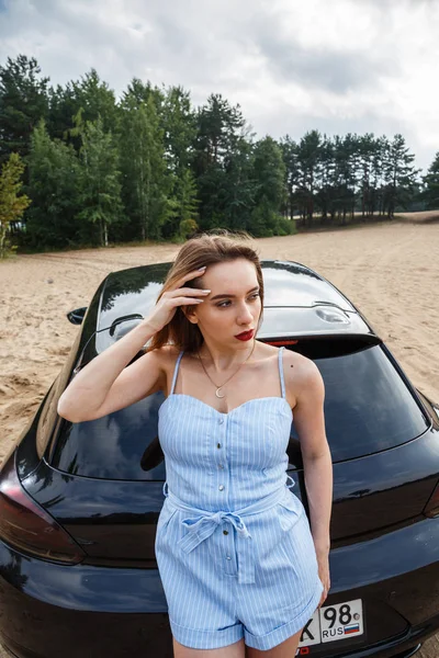 seksi model arabanın yakınında poz