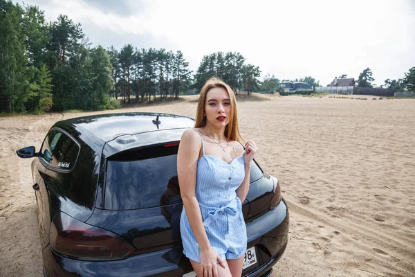 seksi model arabanın yakınında poz