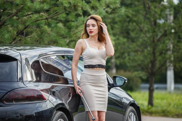 Ursnygg kvinna poserar nära bil — Stockfoto