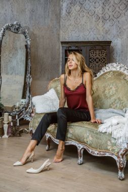 sarışın kız poz pijama