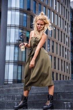 kahve merdivenlerde ile sarışın 