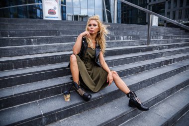 kahve merdivenlerde ile sarışın 