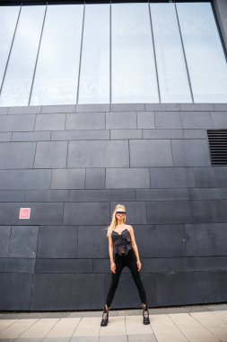 siyah giysili bir sarışın kız 