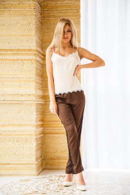 Güzel sarışın kız iç çamaşırı