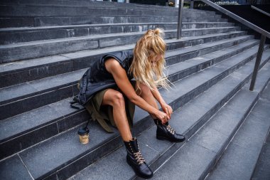 kahve merdivenlerde ile sarışın 