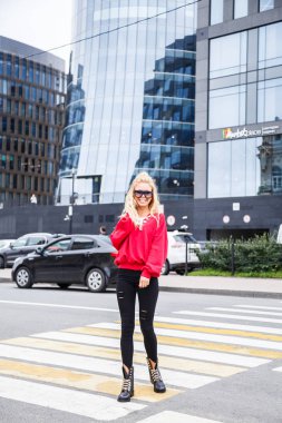 Model şık güneş gözlüğü ve kırmızı bir bluz