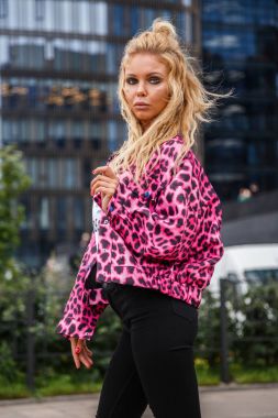 Bir ceket şık sarışın