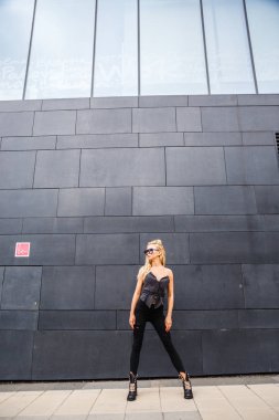 siyah giysili bir sarışın kız 