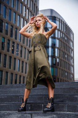 merdivenlerde yeşil elbiseli sarışın