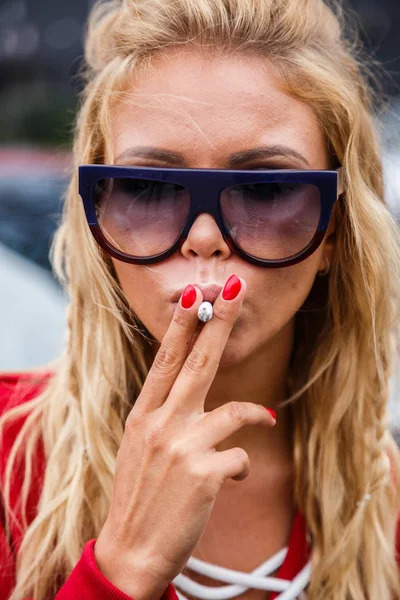 Молодая стильная девушка курит — стоковое фото