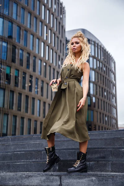 kahve merdivenlerde ile sarışın 