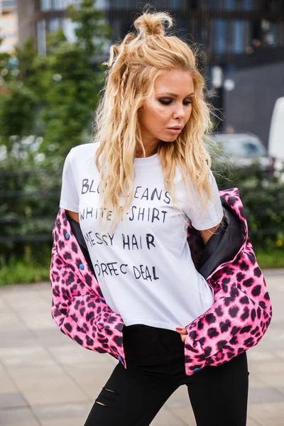 Bir ceket şık sarışın