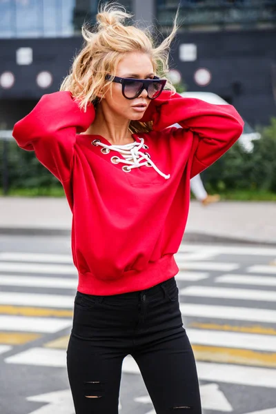 スタイリッシュなサングラスのモデルと赤いブラウス — ストック写真