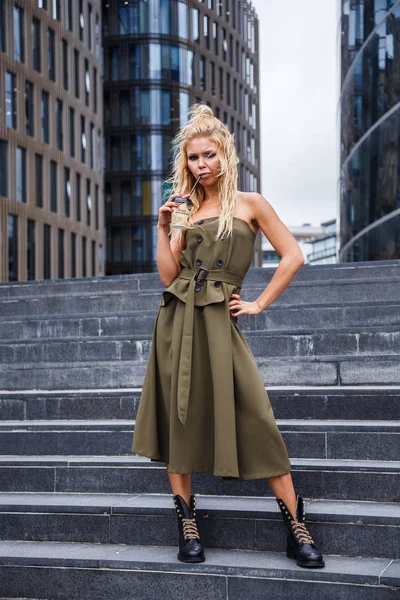 kahve merdivenlerde ile sarışın 