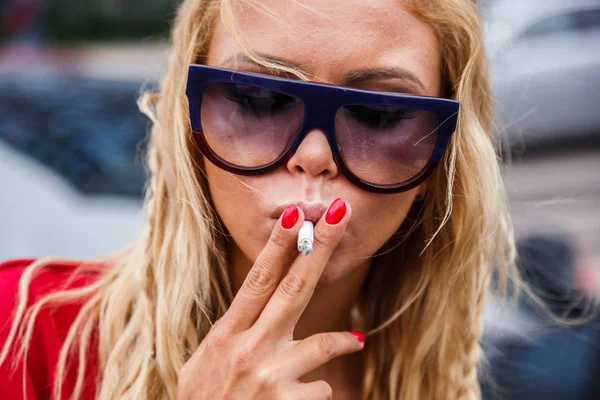 Молода стильна дівчина курить — стокове фото