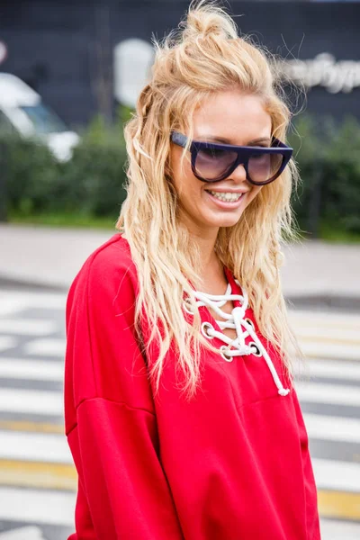 Model şık güneş gözlüğü ve kırmızı bir bluz