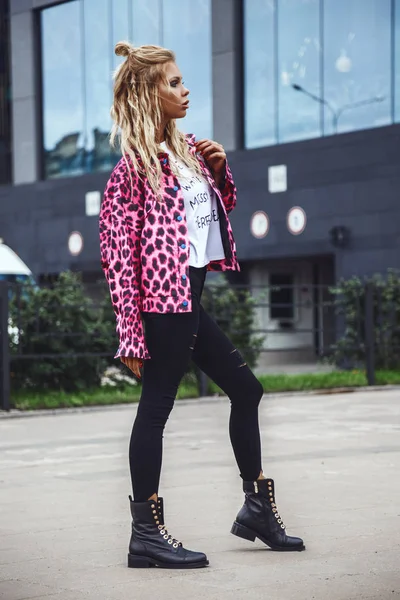 Bir ceket şık sarışın