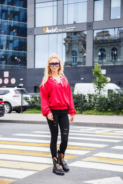 Модель в стильных солнечных очках и красной блузке — стоковое фото