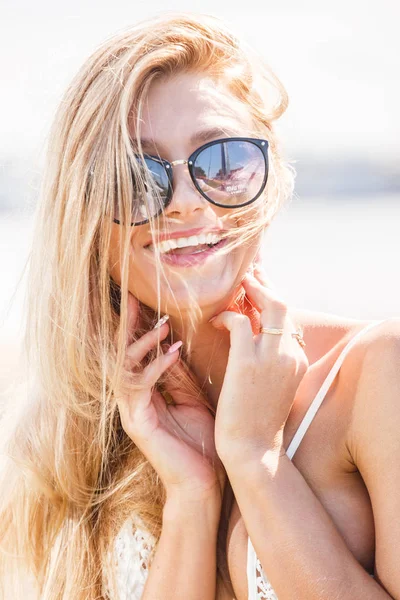 Sarışın genç kadın güneş gözlüğü