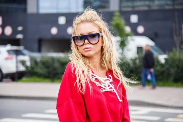 Model şık güneş gözlüğü ve kırmızı bir bluz